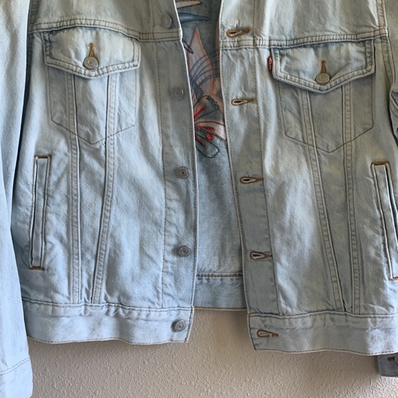 🆕 Levi’s Jean Jacket with flowers - Picture 4 of 7